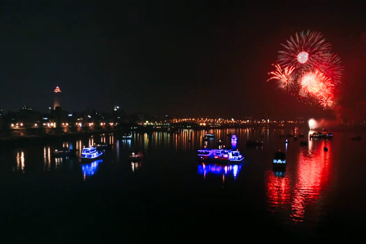 2009年台北大稻埕煙火秀退場船跡之美