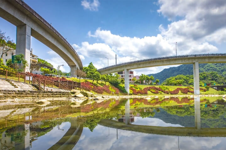 新北坪林交流道映影之美