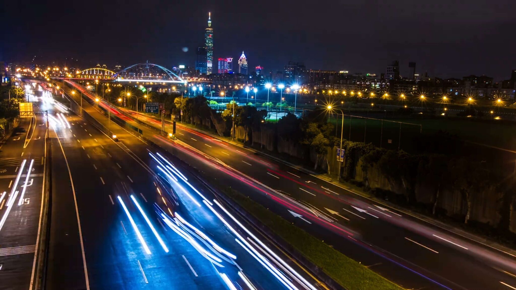 Read more about the article 台北市101大樓群夜景與環東大道車跡之美