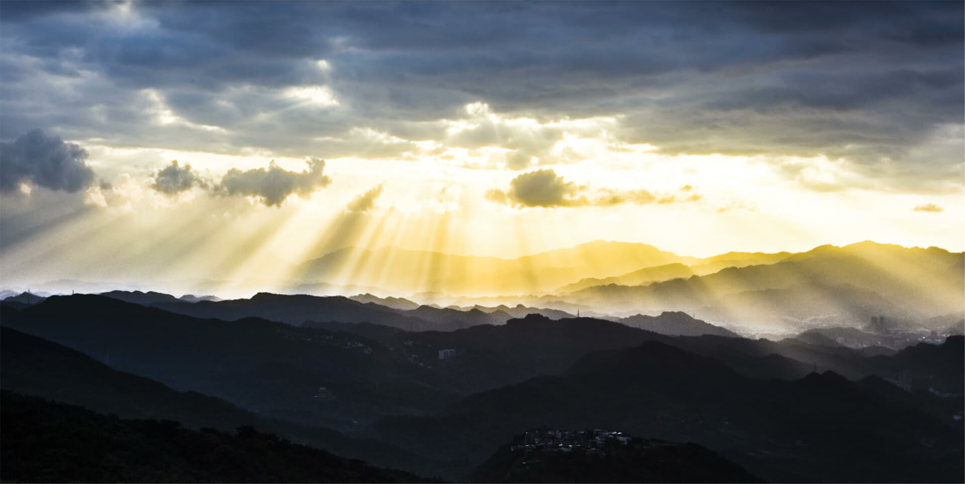 Read more about the article 新北五指山晨曦與斜射光縮時攝影